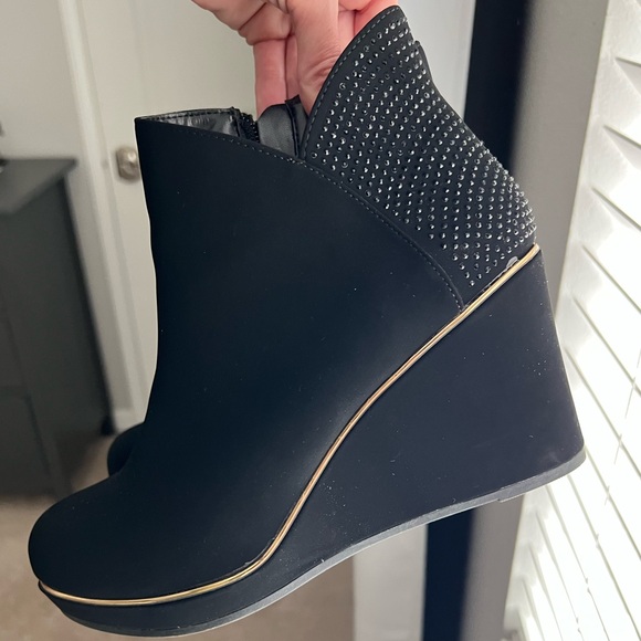 WEDGES BLACK GOLD STONES SIZE 9.5 - Picture 1 of 11